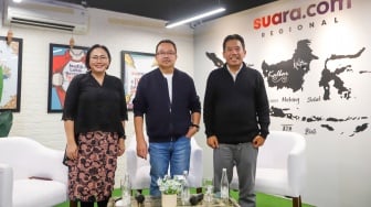 Pemimpin Redaksi Suara.com, Suwarjono (kanan) dan Founder Deep Intelegence Research, Prof. Rhenald Kasali dalam acara Diskusi Bulanan AMSI di Kantor Redaksi Suara.com, Jakarta, Jumat (30/1/2026). [Suara.com/Alfian Winanto]