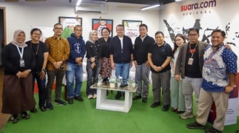 Pemimpin Redaksi Suara.com, Suwarjono dan Founder Deep Intelegence Research, Prof. Rhenald Kasali bersama para peserta dalam acara Diskusi Bulanan AMSI di Kantor Redaksi Suara.com, Jakarta, Jumat (30/1/2026). [Suara.com/Alfian Winanto]