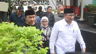 Tersangka kasus korupsi kuota haji  Yaqut Cholil Qoumas (tengah) saat tiba untuk menjalani pemeriksaan di Gedung Merah Putih KPK, Jakarta, Jumat (30/1/2026). [Suara.com/Alfian Winanto]
