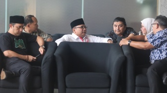 Tersangka kasus korupsi kuota haji  Yaqut Cholil Qoumas (tengah) saat tiba untuk menjalani pemeriksaan di Gedung Merah Putih KPK, Jakarta, Jumat (30/1/2026). [Suara.com/Alfian Winanto]
