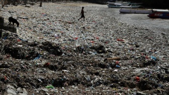 Sampah Penuhi Taman Wisata Laut Teluk Kupang