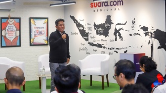 Pemimpin Redaksi Suara.com, Suwarjono (kanan) memberikan pemaparan dalam acara Diskusi Bulanan AMSI di Kantor Redaksi Suara.com, Jakarta, Jumat (30/1/2026). [Suara.com/Alfian Winanto]