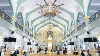 Jejak Kejujuran di Pelataran Masjid