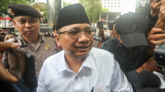Tersangka kasus korupsi kuota haji  Yaqut Cholil Qoumas (tengah) saat tiba untuk menjalani pemeriksaan di Gedung Merah Putih KPK, Jakarta, Jumat (30/1/2026). [Suara.com/Alfian Winanto]
