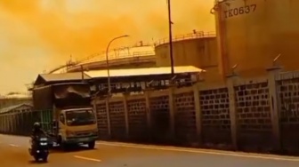 BREAKING NEWS! Tangki Timbun PT Vopak Indonesia Diduga Bocor, Kepulan Gas Oranye Membumbung Tinggi