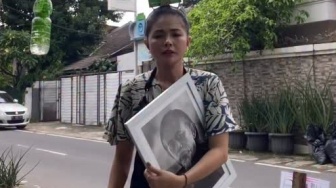 Istri Dituding Cari Iba Usai Sengaja Pajang Foto Epy Kusnandar di Warung, Anak dan Menantu Membela