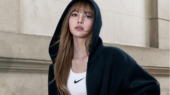 4 Ide Mix and Match Celana Jeans ala Lisa BLACKPINK yang Wajib Kamu Contek!