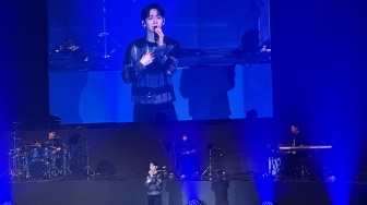 Gokil! Chen Turun Panggung dan Sodorkan Mic di Konser Jakarta, Ajak Fans Nyanyi Bareng