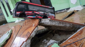 Kondisi lantai rumah yang terbelah akibat pergerakan tanah di Kampung Nanggerang, Desa Pabuaran, Sukamakmur, Kabupaten Bogor, Jawa Barat, Senin (2/2/2026). [ANTARA FOTO/Yulius Satria Wijaya/wsj]