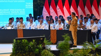 Mendagri Tito Karnavian (ketiga kanan) menyampaikan laporan dengan disaksikan Presiden Prabowo Subianto (kiri) dan Wapres Gibran Rakabuming Raka (kedua kiri) dalam Rakornas Pemerintah Pusat dan Pemerintah Daerah 2026 di Sentul International Convention Center (SICC), Kabupaten Bogor, Jawa Barat, Senin (2/2/2026). [ANTARA FOTO/Aditya Pradana Putra/rwa]