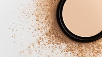 5 Bedak untuk Samarkan Tanda Penuaan Usia 55 Tahun, Hasil Makeup Tidak Crack