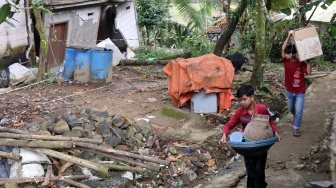 Warga menyelamatkan barang dari rumahnnya yang rusak akibat pergerakan tanah di Kampung Nanggerang, Desa Pabuaran, Sukamakmur, Kabupaten Bogor, Jawa Barat, Senin (2/2/2026). [ANTARA FOTO/Yulius Satria Wijaya/wsj]