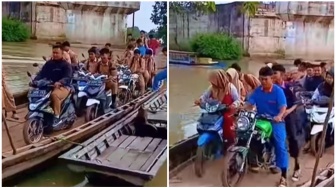 Setiap Hari Taruhkan Nyawa, Pelajar di Lampung Timur Menyeberang Sungai Pakai Getek