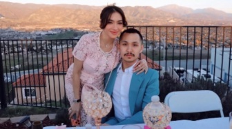 6 Potret Mesra Angel Karamoy dan Gusti Ega, Heboh Kabar Hadiah Helikopter