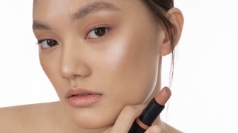 Apakah Boleh Memakai Lipstik di Pipi? Ini 4 Rekomendasi Produk yang Aman dan Multifungsi