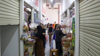 Suasana aktivitas jual-beli di Pasar Kombongan, Jakarta, Selasa (3/2/2026). [Suara.com/Alfian Winanto]