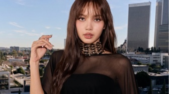 Pamer Perut Rata! 4 Ide Crop Top ala Lisa BLACKPINK yang Super Trendy