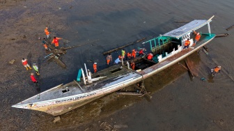 Foto udara petugas kebersihan membongkar bangkai kapal di kawasan RTH Papalimba Puday, Kecamatan Abeli, Kendari, Sulawesi Tenggara, Selasa (3/2/2026). [ANTARA FOTO/Andry Denisah/bar]