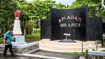 Petugas Dinas ESDM Jateng berjalan menuju situs Api Abadi Mrapen yang padam di Desa Manggarmas, Godong, Grobogan, Jawa Tengah, Selasa (3/2/2026). [ANTARA FOTO/Aprillio Akbar/bar]