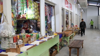 Suasana aktivitas jual-beli di Pasar Kombongan, Jakarta, Selasa (3/2/2026). [Suara.com/Alfian Winanto]