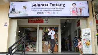 Suasana aktivitas jual-beli di Pasar Kombongan, Jakarta, Selasa (3/2/2026). [Suara.com/Alfian Winanto]
