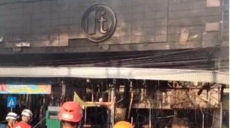 Kebakaran Dahsyat Hanguskan Rita Pasaraya Cilacap, Ratusan Karyawan Terancam Nganggur Jelang Lebaran