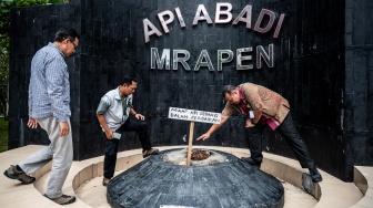 Petugas Dinas ESDM Jateng memeriksa situs Api Abadi Mrapen yang padam di Desa Manggarmas, Godong, Grobogan, Jawa Tengah, Selasa (3/2/2026). [ANTARA FOTO/Aprillio Akbar/bar]