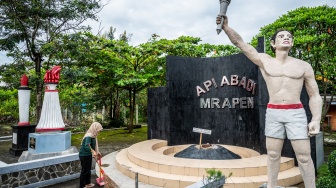 Petugas menyapu di dekat situs Api Abadi Mrapen yang padam di Desa Manggarmas, Godong, Grobogan, Jawa Tengah, Selasa (3/2/2026). [ANTARA FOTO/Aprillio Akbar/bar]