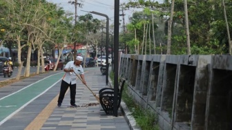 Dedikasi Tanpa Sorotan, Kisah Inspiratif Petugas Kebersihan Pontianak Menjaga Wajah Kota