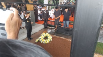 Kapolri Lepas Kepergian Eyang Meri Hoegeng ke Peristirahatan Terakhir dengan Upacara Kebesaran