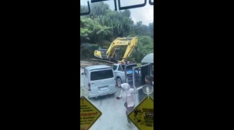 Ekskavator Jatuh dari Truk Trailer di Sitinjau Lauik, Begini Kondisinya