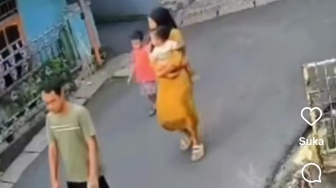 Viral! Aksi Pria Bawa Anak-Istri Curi Paket Kurir di Kalibata, Kini Diburu Polisi