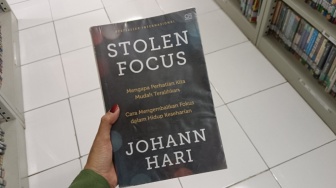 Bedah Buku Stolen Focus: Rahasia di Balik Algoritma yang Membuat Kita Kecanduan