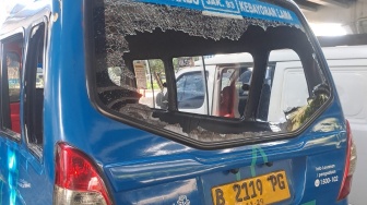 Kecelakaan Maut di Cilandak: Pemotor Tewas Usai Hantam JakLingko Depan Warung Bakso