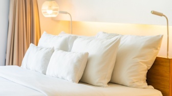 5 Bantal Empuk Ala Hotel Versi Low Budget, Bikin Tidur Nyenyak Berkualitas