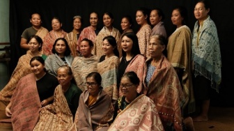 Benang yang Menjaga Hutan: Kisah Tenun Iban Sadap dari Jantung Kalimantan