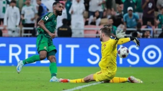 Mengintip Peluang Maarten Paes Menjadi Kiper Utama di Ajax Amsterdam, Seberapa Besar?