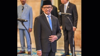 Wamenkeu Juda Agung bersiap mengikuti pembacaan sumpah jabatan pada pelantikan Hakim Mahkamah Konstitusi (MK) dan Wakil Menteri Keuangan di Istana Negara, Jakarta, Kamis (5/2/2026). [ANTARA FOTO/Galih Pradipta/foc]