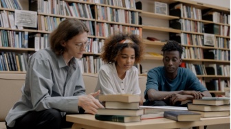 Perbedaan Dunia Sekolah dan Kuliah: Mengapa Tugas Dosen Sangat Penting?