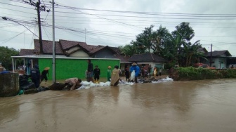 Tanggul Jebol di Kudus: Ratusan Rumah Terendam, Warga Berjuang Melawan Banjir Terparah