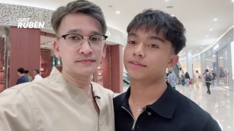 Tangis Betrand Peto Pecah, Antar Ruben Onsu Umrah untuk Ketiga Kalinya