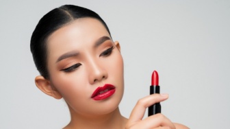 7 Rekomendasi Lipstik Paling Laris di Shopee untuk Bibir Hitam