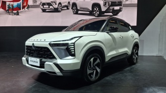 Terpopuler: Mobil Mitsubishi dengan Sunroof, Motor Nyelip di Kolong Bus TransJakarta