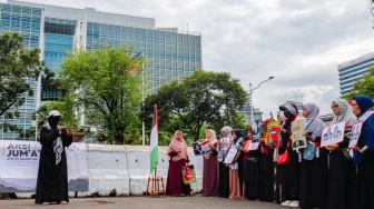 Massa menggelar Aksi Jumat untuk Palestina di depan Kedutaan Besar Amerika Serikat, Jakarta, Jumat (6/2/2026). [Suara.com/Alfian Winanto]