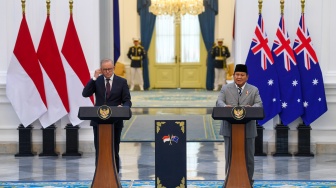 Presiden Prabowo Subianto (kanan) dan Perdana Menteri (PM) Australia Anthony Albanese (kiri) menyampaikan keterangan kepada wartawan saat kunjungan kenegaraan di Istana Merdeka, Jakarta, Jumat (6/2/2026). [ANTARA FOTO/Galih Pradipta/Lmo/rwa]