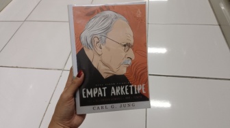 Menyelami Buku Empat Arketipe: Warisan Psikis Manusia Menurut Carl Gustav Jung
