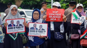 Massa menggelar Aksi Jumat untuk Palestina di depan Kedutaan Besar Amerika Serikat, Jakarta, Jumat (6/2/2026). [Suara.com/Alfian Winanto]