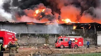 Kebakaran Pabrik Plastik di Cibolerang Bandung, Asap Hitam Membumbung