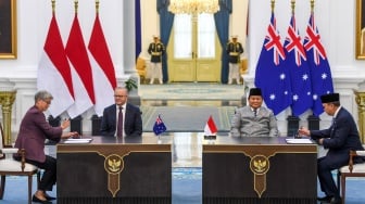 Presiden Prabowo Subianto (kedua kanan) dan Perdana Menteri (PM) Australia Anthony Albanese (kedua kiri) menyaksikan penandatanganan kerjasama antara Menteri Luar Negeri Australia Penny Wong (kiri) dan Menteri Investasi dan Hilirisasi/Kepala BKPM yang juga CEO Danantara Rosan Roeslani (kanan) saat kunjungan kenegaraan di Istana Merdeka, Jakarta, Jumat (6/2/2026). [ANTARA FOTO/Galih Pradipta/Lmo/rwa]