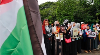 Massa menggelar Aksi Jumat untuk Palestina di depan Kedutaan Besar Amerika Serikat, Jakarta, Jumat (6/2/2026). [Suara.com/Alfian Winanto]